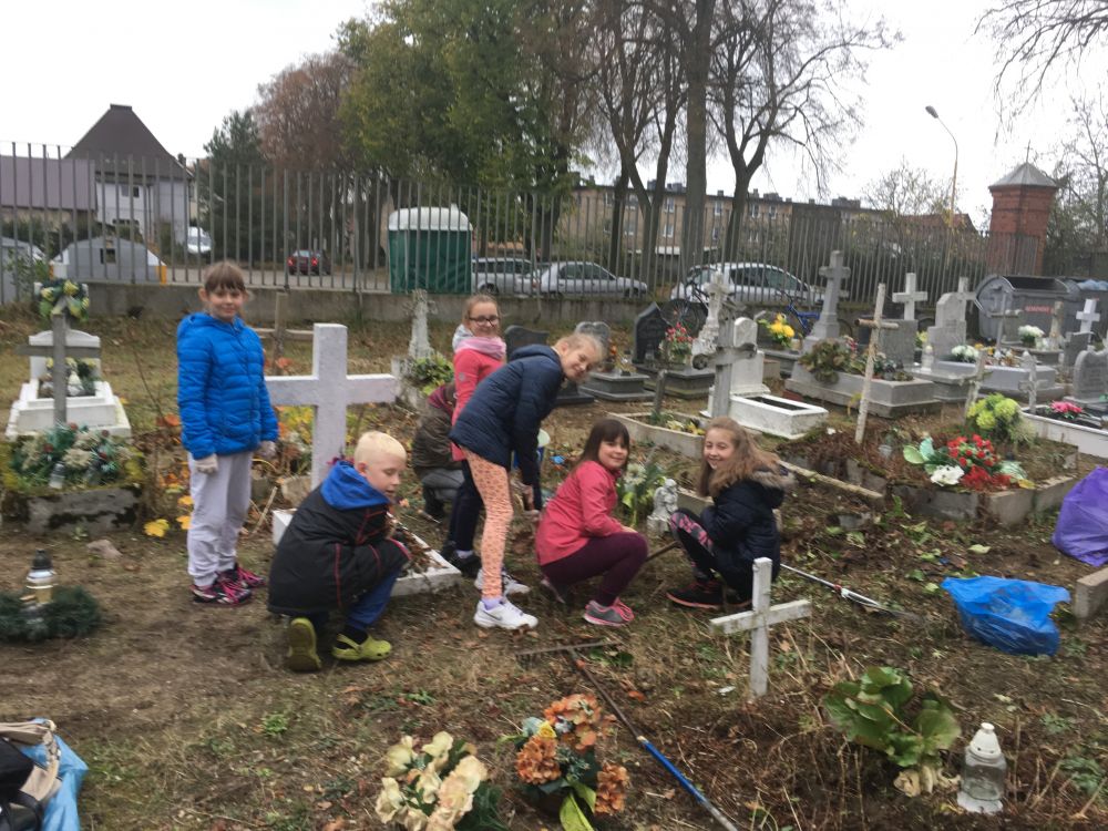 Sprzątanie cmentarza