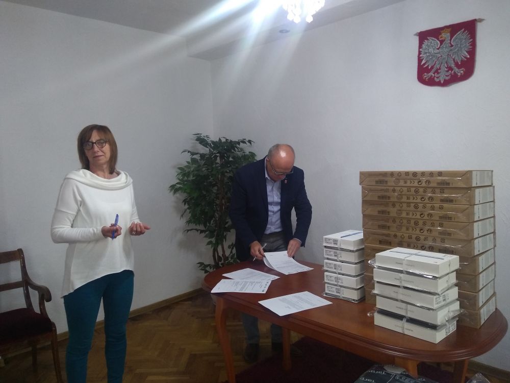 "Zadalna szkoła" - przekazanie komputerów do nauki zdalnej