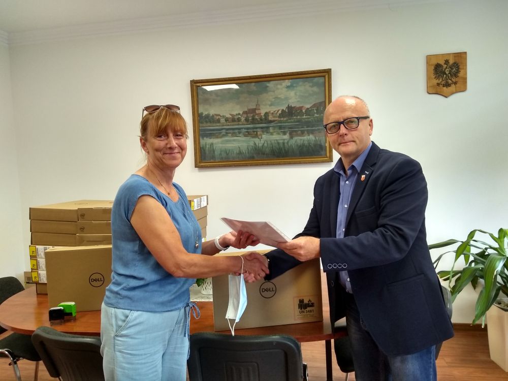 Przekazanie sprzętu komputerowego w ramach programu "Zdalna Szkoła +